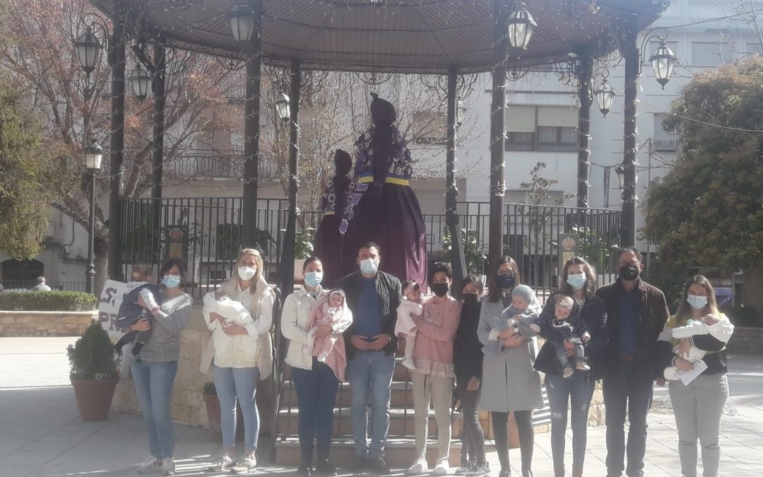 El Ayuntamiento de Quesada entrega 51 ayudas a la natalidad a familias del municipio